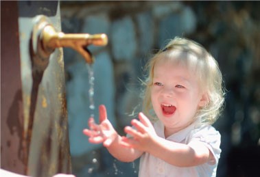 Niña en una fuente